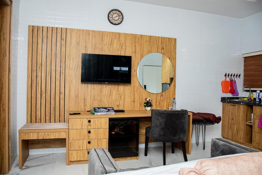 NIFEWAT APARTMENT,Dijon studio apartment with pool,WiFi, gym,Netflix and sit out — 1-bedroom apartment in Abuja, FCT — photo 9 of 20 (Dwelns)
